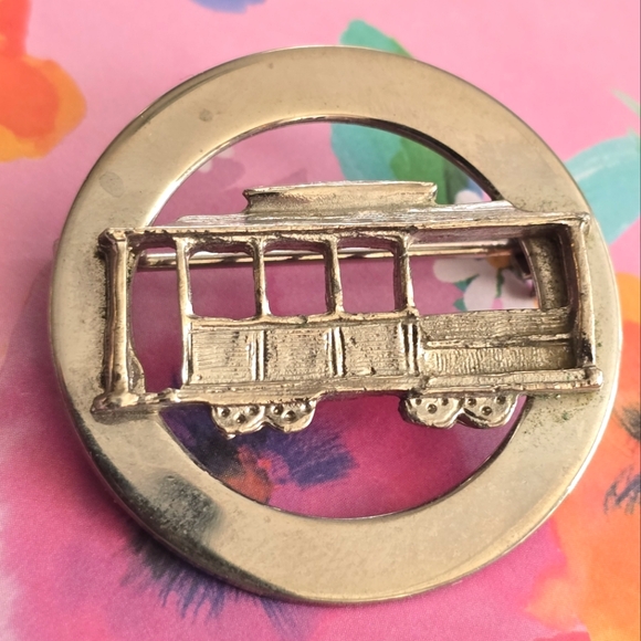 Vintage trolley brooch cable car pin silver tone train vehicle circle - Picture 1 of 8